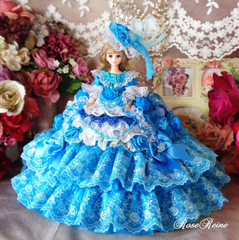麗しのアンネローゼ王妃 優美で可憐なロマンスブルーのロココ調ボリュームドールドレス